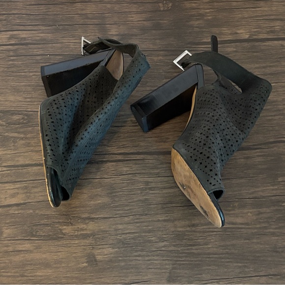 Must bundle shoes size 7 - Picture 3 of 6